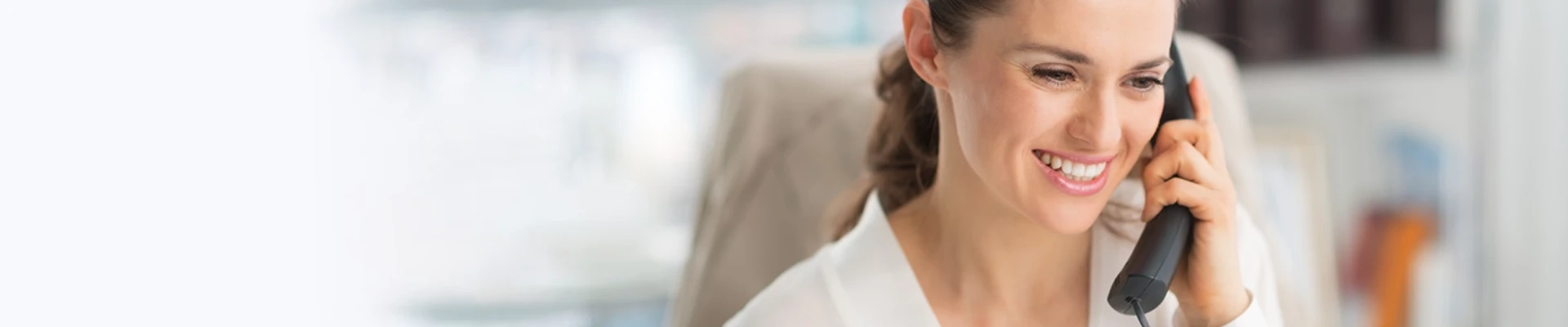 Freundliche Frau am Servicetelefon
